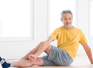 男性がストレッチしている写真